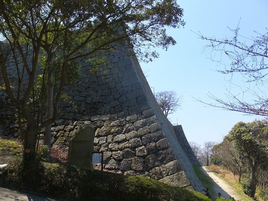 丸亀城115三の丸石垣.jpg