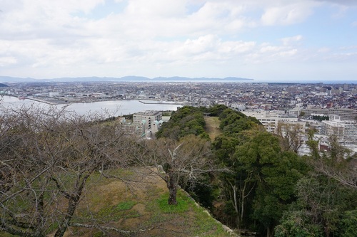 米子城142天守台より遠見櫓台、内膳丸.jpg